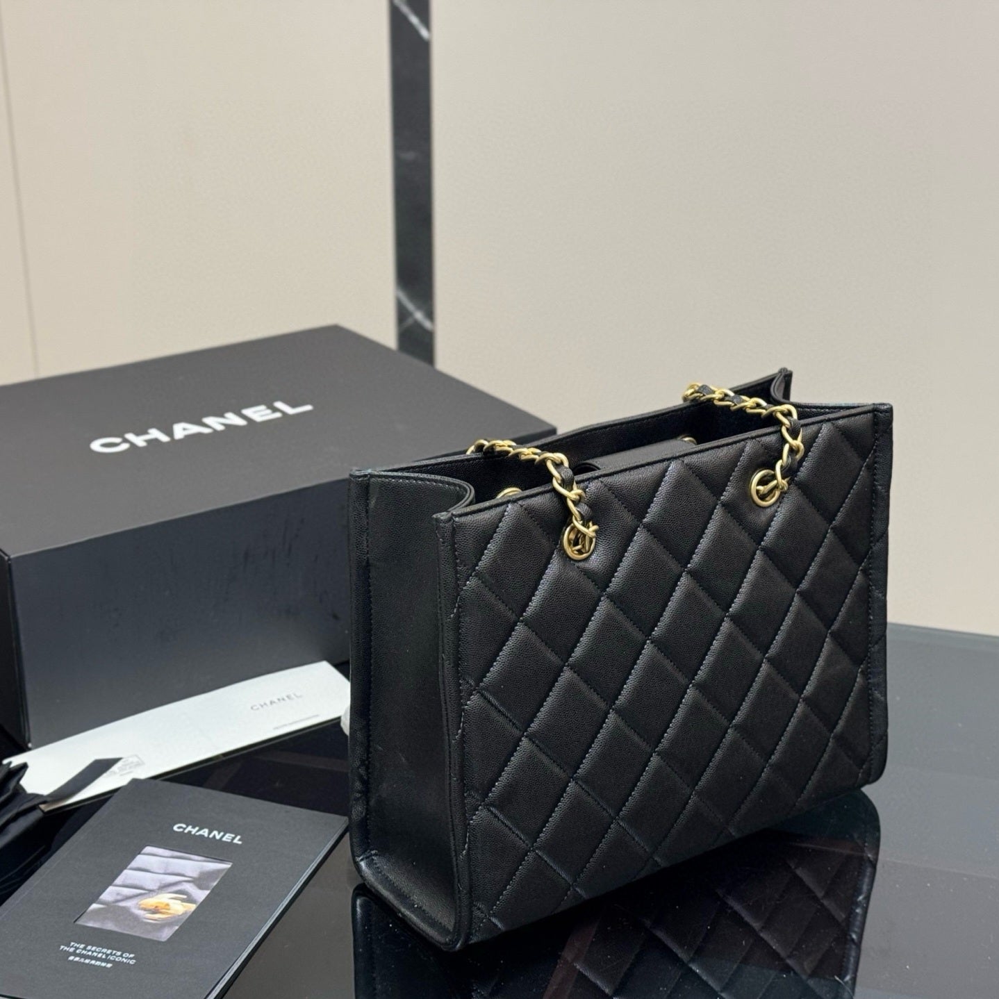 L’Essentiel Tote Bag