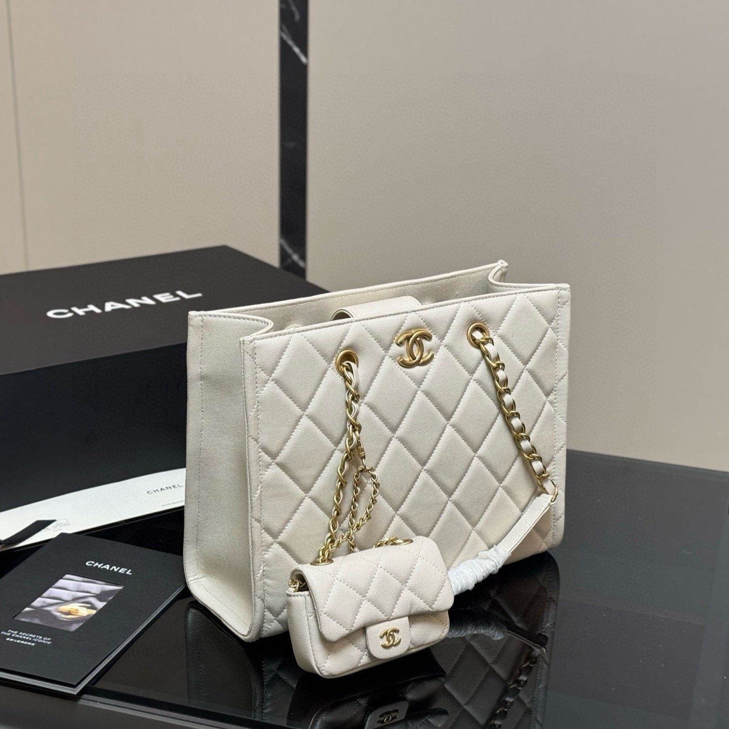 L’Essentiel Tote Bag