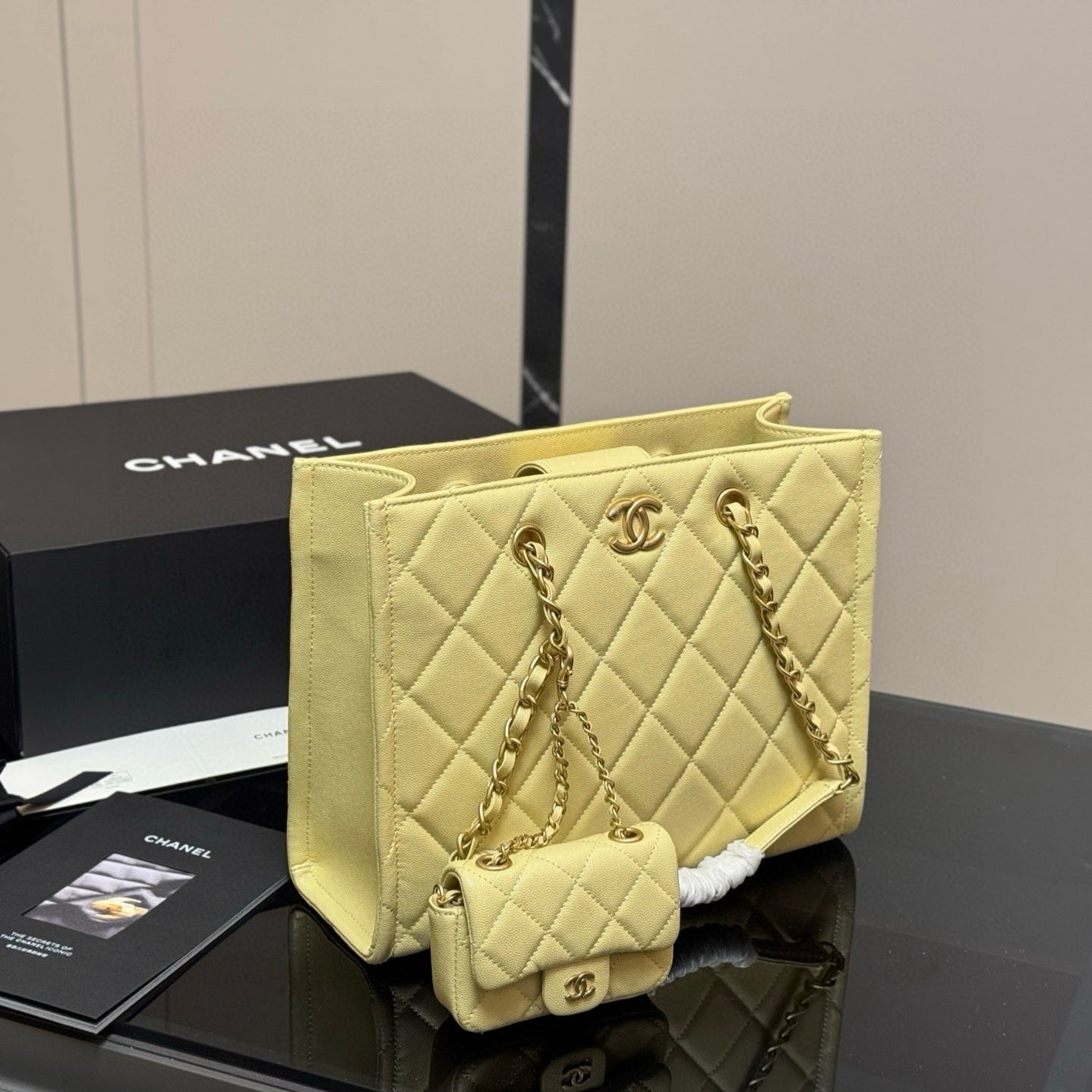 L’Essentiel Tote Bag